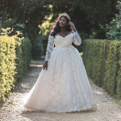 Tips To Confidently Wear a Strapless Plus-Size Wedding Dress