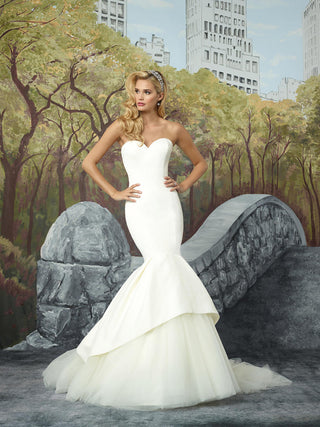 justin alexander mermaid dress Justin Alexander Beaded Chantilly Lace Mermaid Wedding Dress with Lace Straps, & Tulle Skirt, & a Deep Keyhole Back Style 8827 Sample Sale